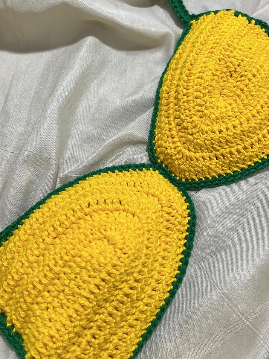 Biquíni de crochê amarelo com borda verde