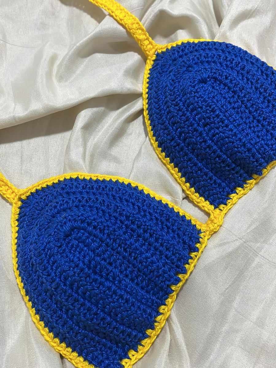 Biquíni de crochê azul com borda amarela