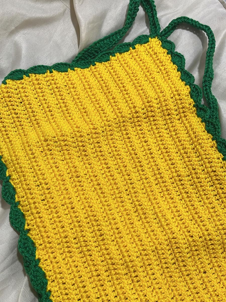Top faixa de crochê amarelo com acabamento verde