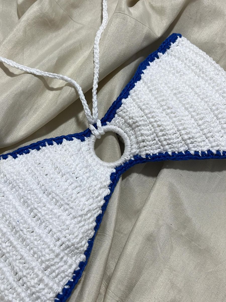 Top de crochê branco com argola e borda azul