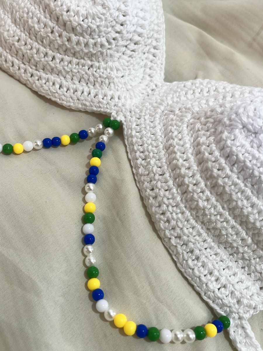 Top de crochê branco com alça de miçangas coloridas
