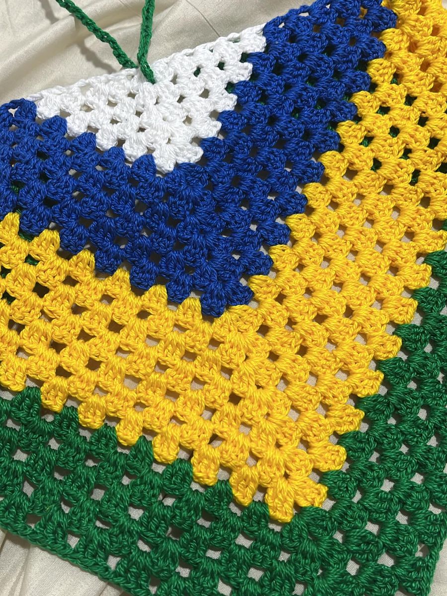 Top de crochê em ponto granny, com quadrados amarelo, azul, verde e branco