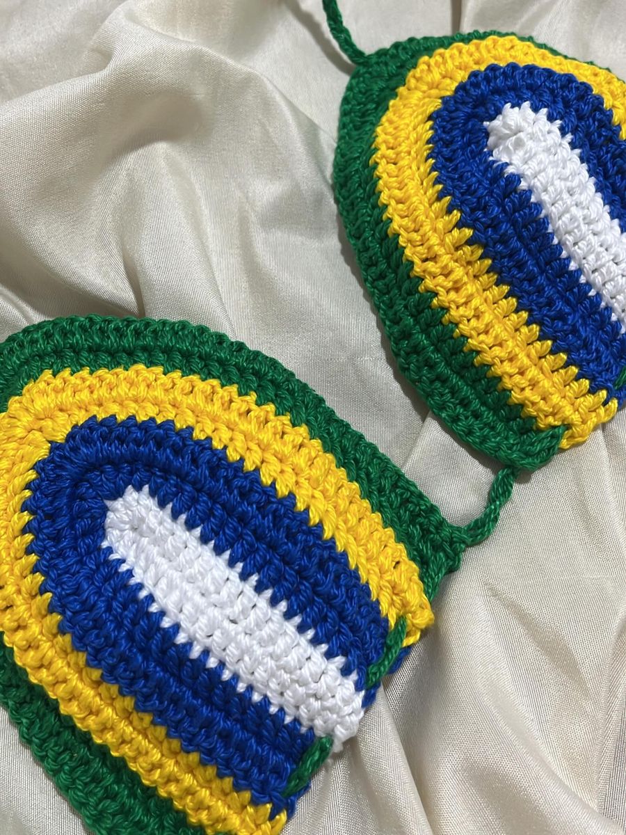 Top de crochê com listras azul, branco, amarelo e verde