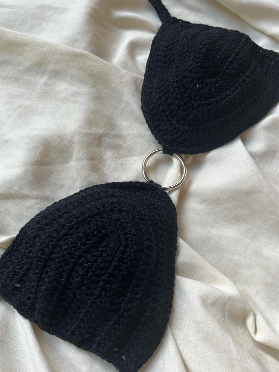 Top de crochê preto com argola no centro
