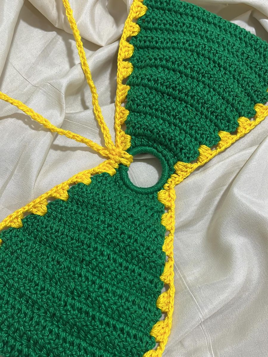 Top de crochê verde com argola e borda amarela