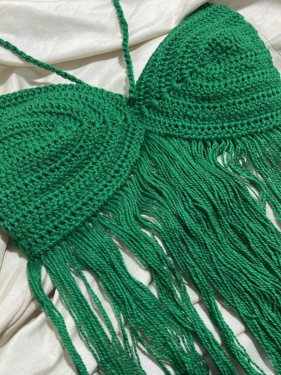 Top de crochê verde com franjas